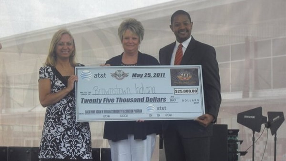 Brownstown Wins AT&amp;T Back Home Again In Indiana Decoration Contest