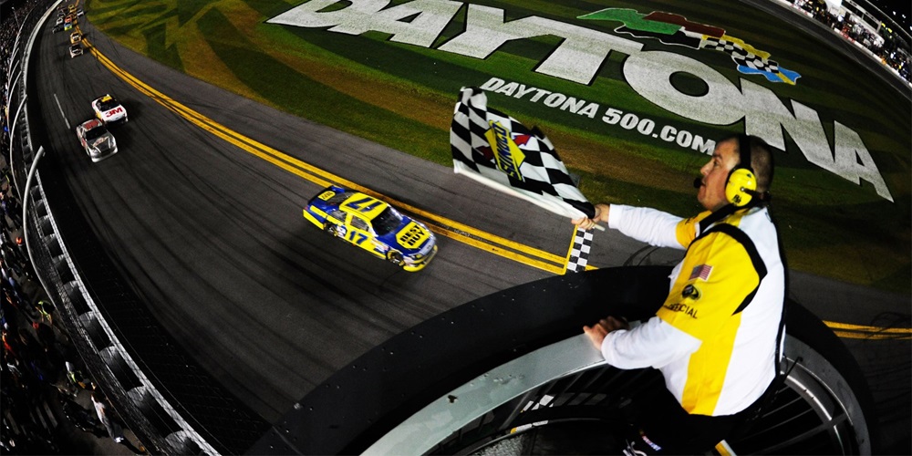 Kenseth holds off Earnhardt Jr., survives to win bizarre Daytona 500