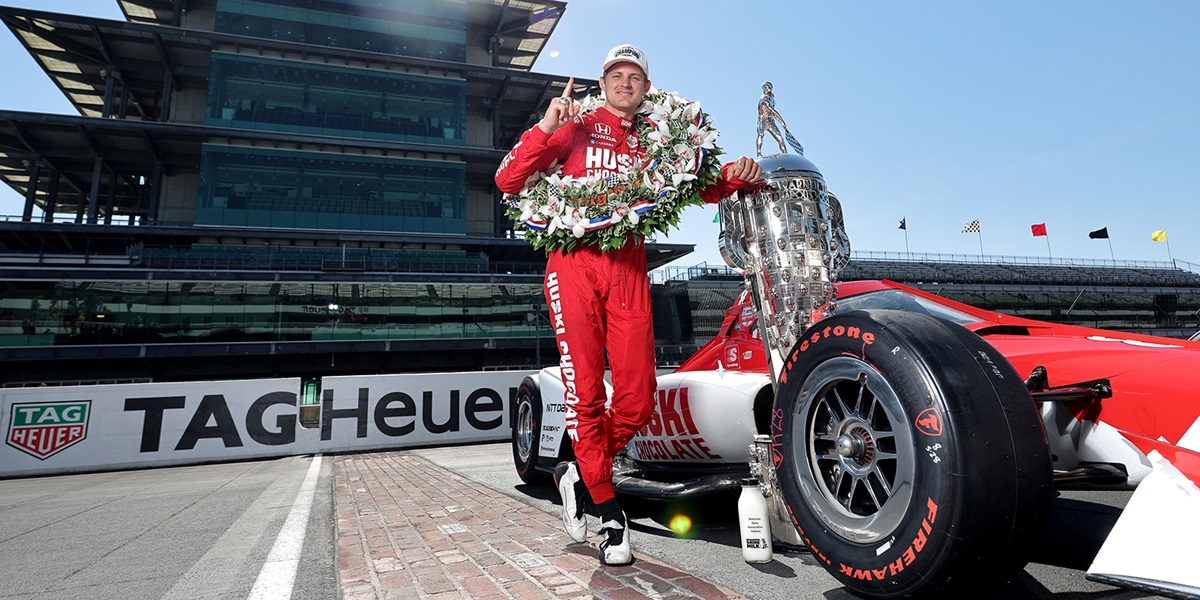 Marcus Ericsson with Borg Warner trophy