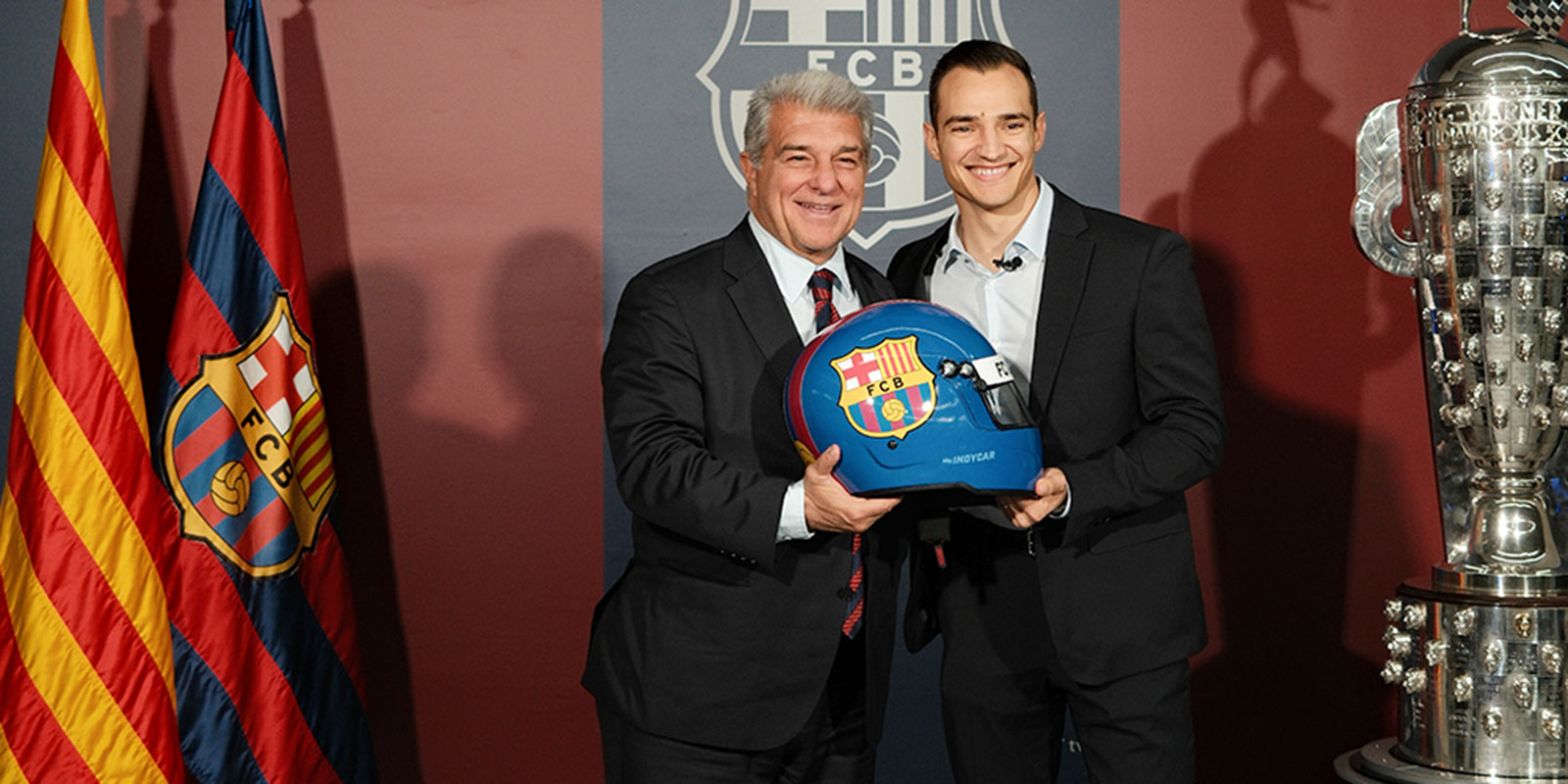 Alex Palou presents a custom helmet to FC Barcelona.