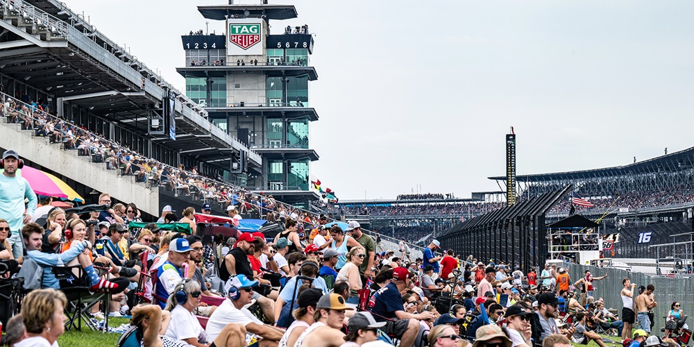 Brickyard 400 fans
