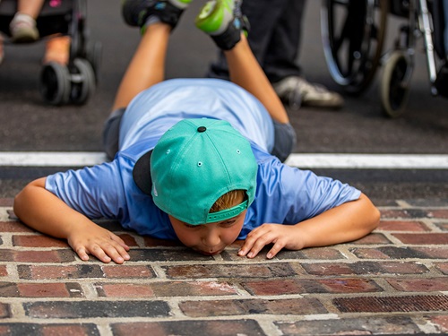 A child kisses the bricks