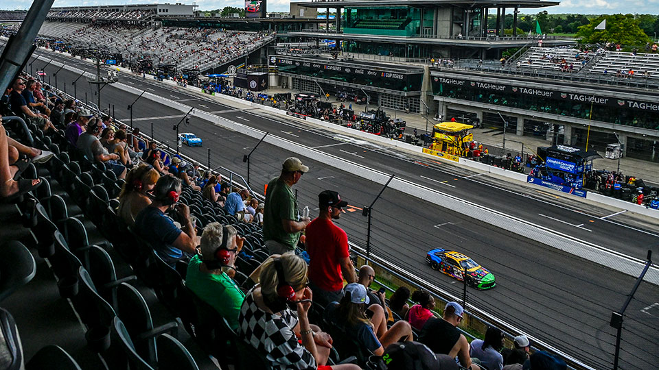 Fans watch the Brickyard 400