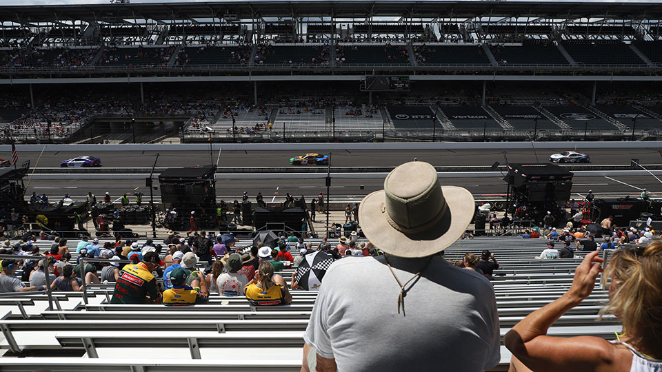 Fans watch the Brickyard 400