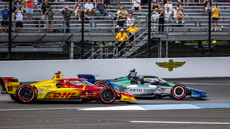 Alex Palou and Graham Rahal battle during the Sonsio Grand Prix