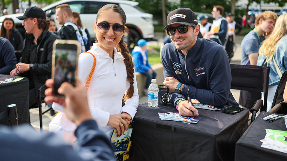 Alexander Rossi poses with a fan