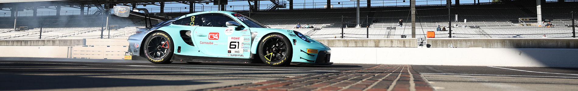 A car crosses the yard of bricks